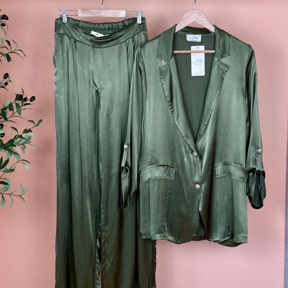 Italian Satin Blazer and Pants Set - Picture 2 of 16